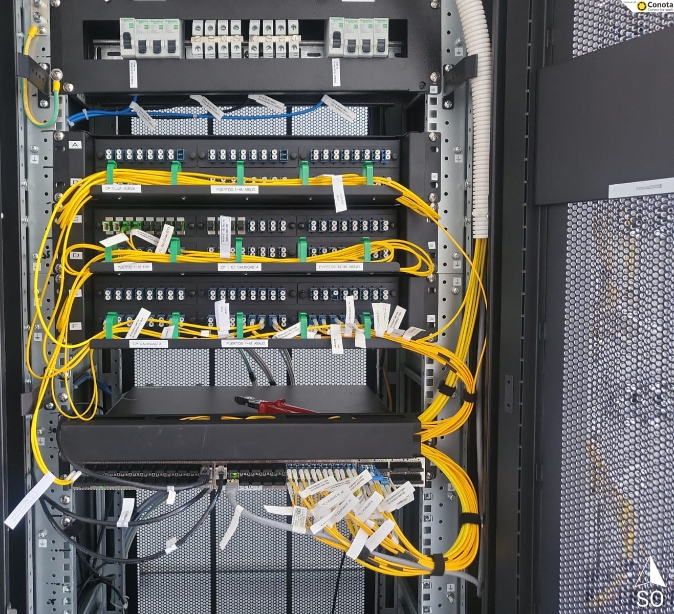 Rack con cableado estructurado de fibra
